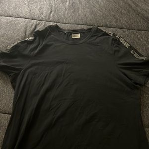 Gym Shark black xxl but fits like a xl. Didn’t hardly wear it.